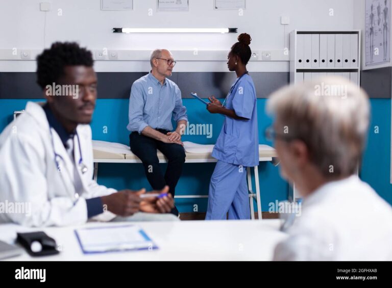 un medecin consultant un patient en cabinet