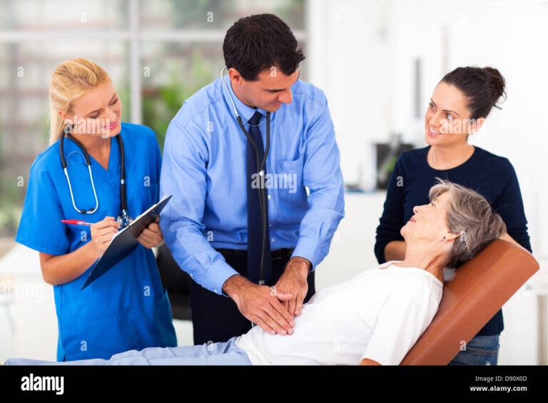 un medecin examinant un patient en consultation