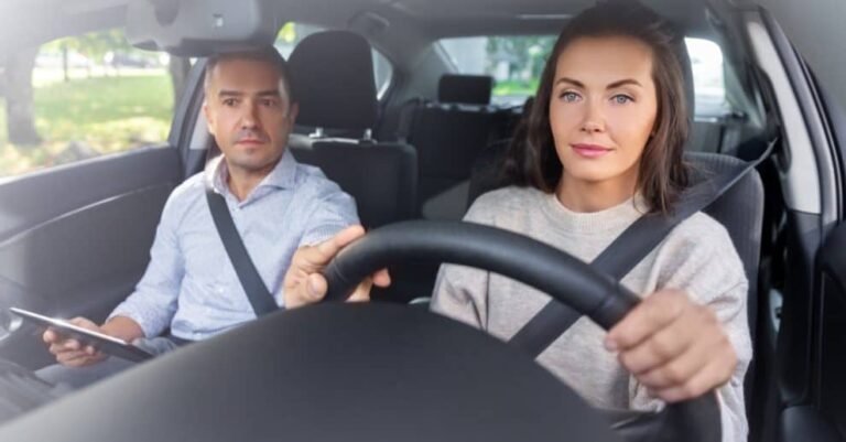 un moniteur dauto ecole en action