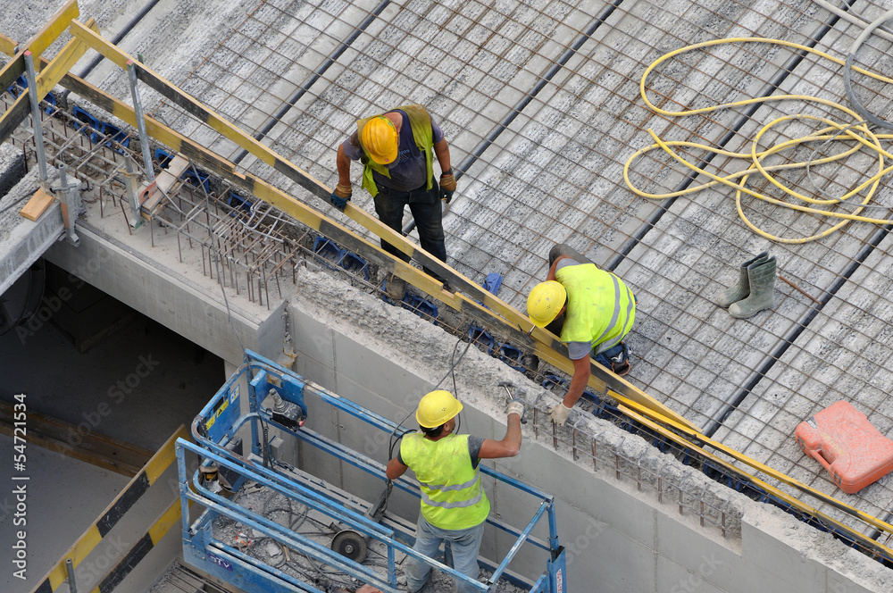 un ouvrier sur un chantier en action