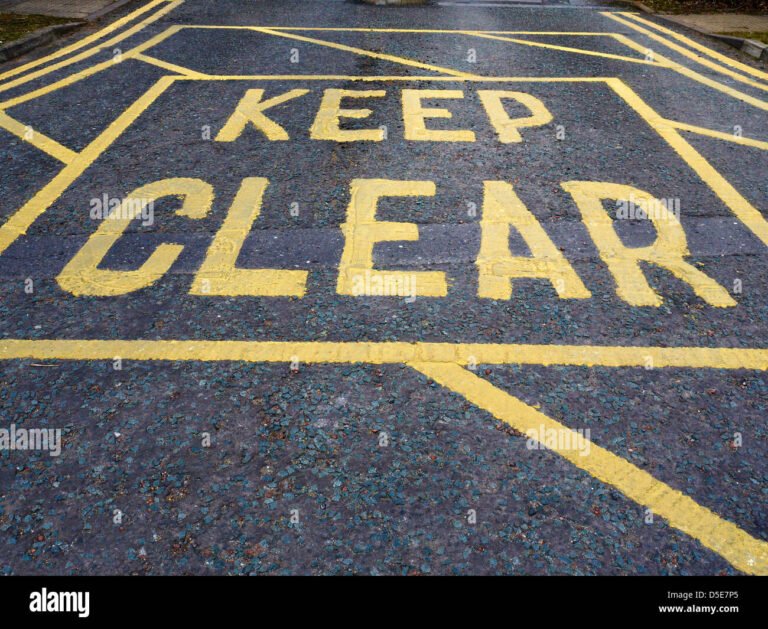 un panneau de signalisation routiere claire