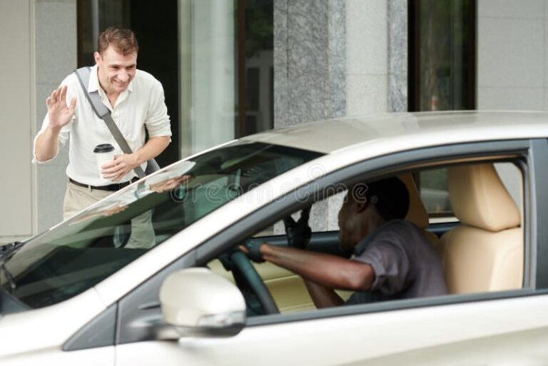 un passager saluant un chauffeur de taxi