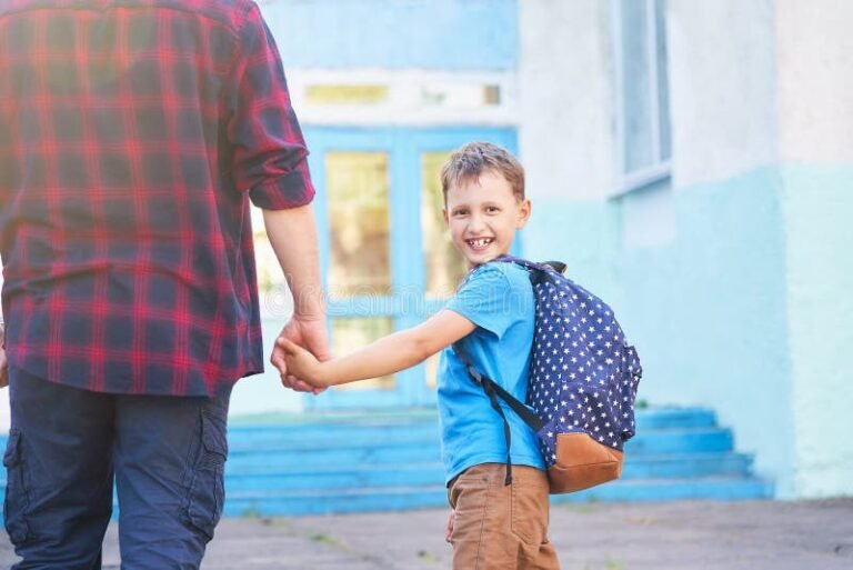 un pere remettant les cles a son fils