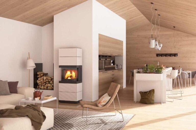un poele a bois dans un salon chaleureux