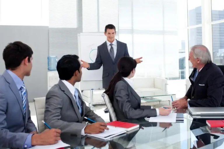 un president en reunion avec des employes