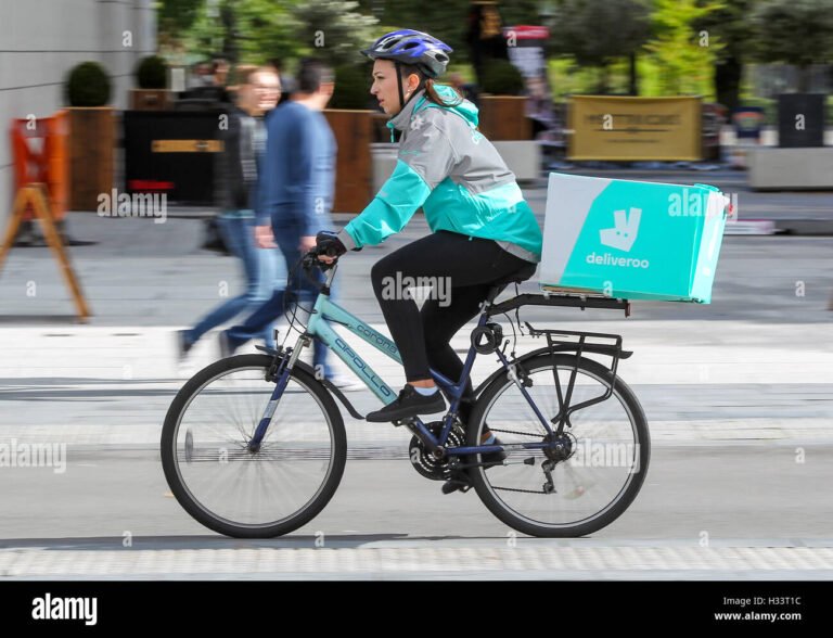un rider deliveroo en action