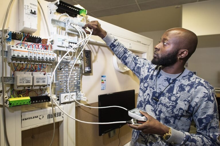 un technicien installant de la fibre optique