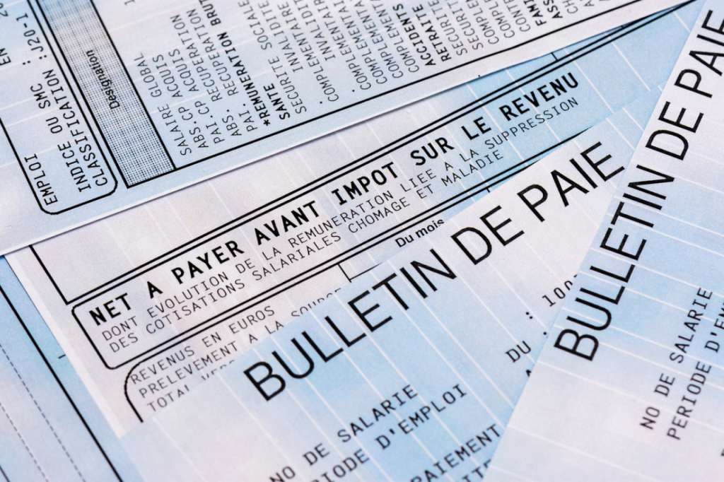 un travailleur avec un bulletin de salaire