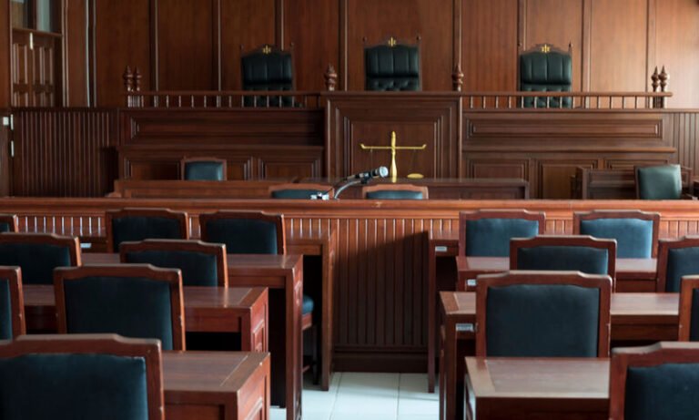 un tribunal avec des dossiers juridiques