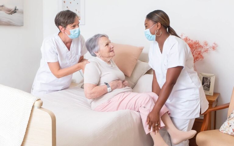 une aide soignante en action avec un patient