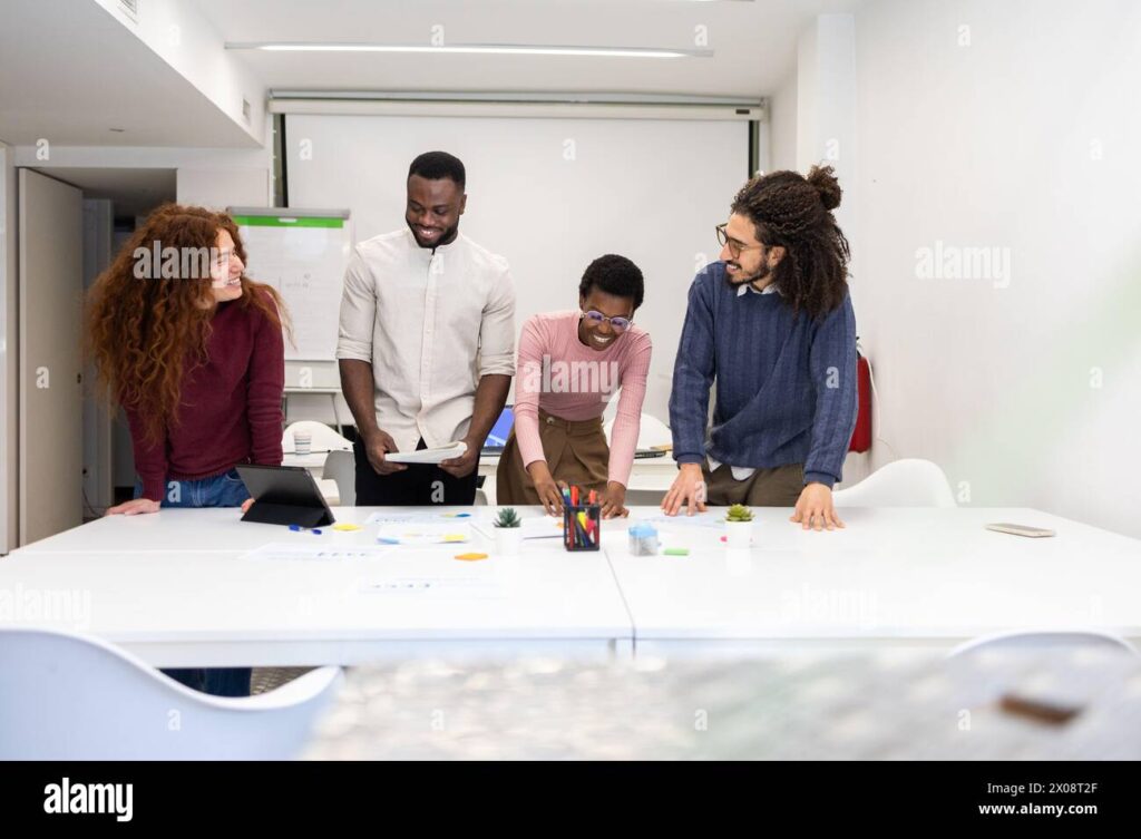 une equipe collaborant dans un bureau lumineux