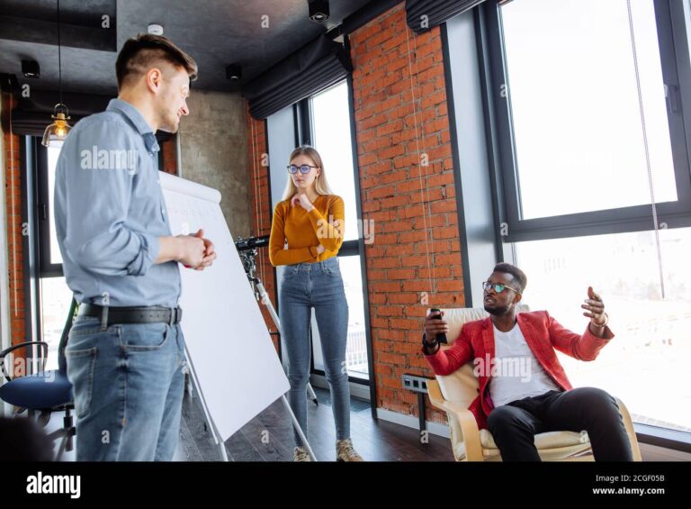 une equipe discutant autour dun tableau blanc