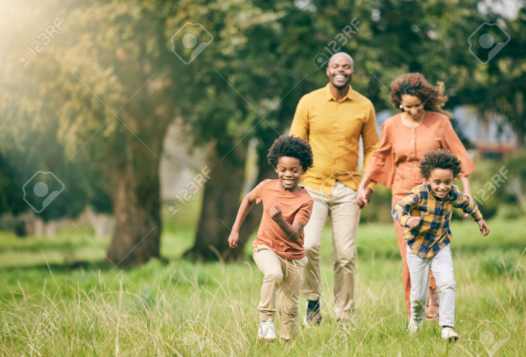 une famille dans un parc avec des enfants