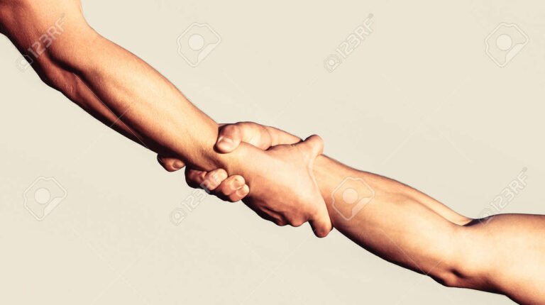 une main serrant une autre main