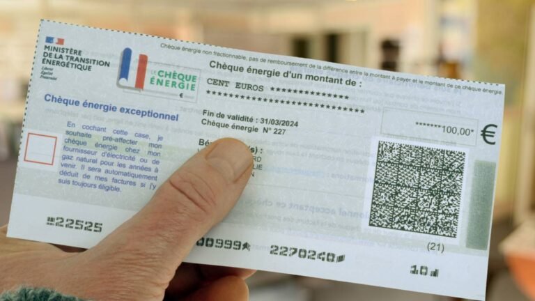 une main tenant une carte de cheque energie