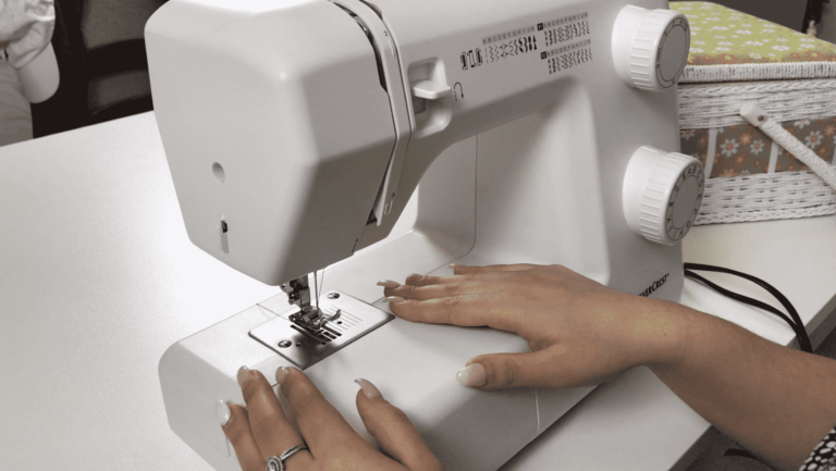 une main utilisant une machine a coudre