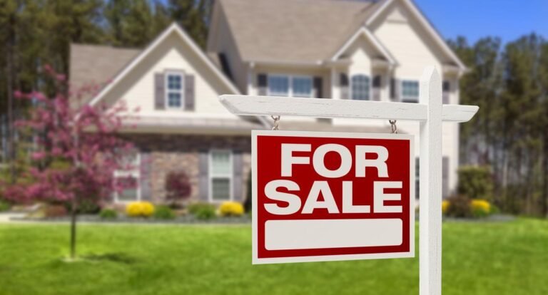 une maison avec un panneau a vendre