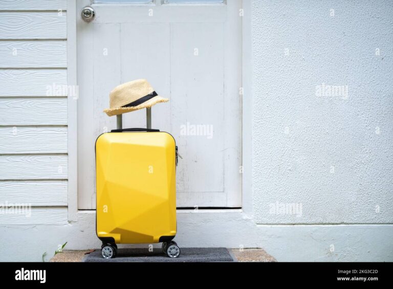 une maison avec une valise a lentree