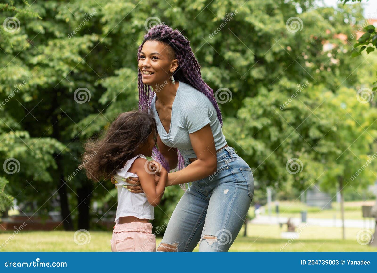 une-mere-et-son-enfant-dans-un-parc