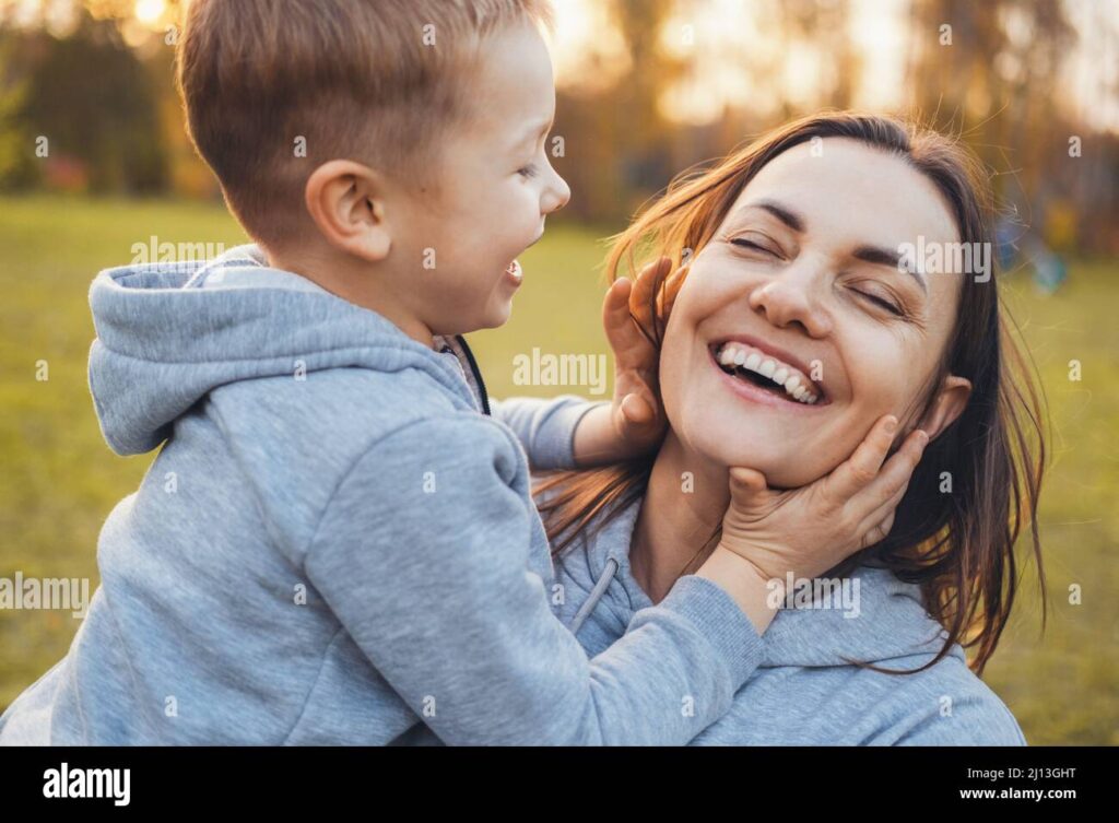 une mere et son enfant heureux ensemble