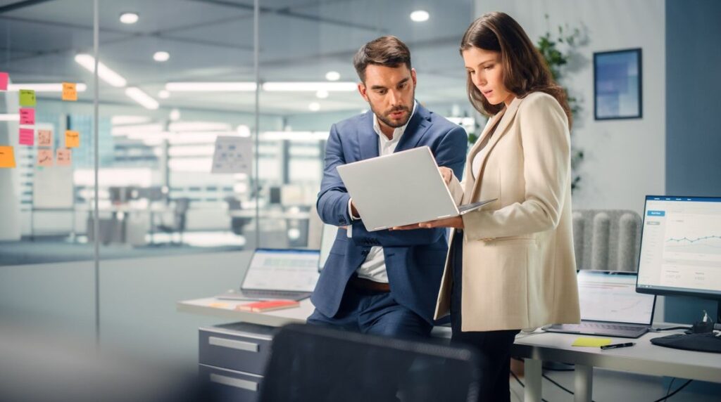 une personne attendant des nouvelles a un bureau