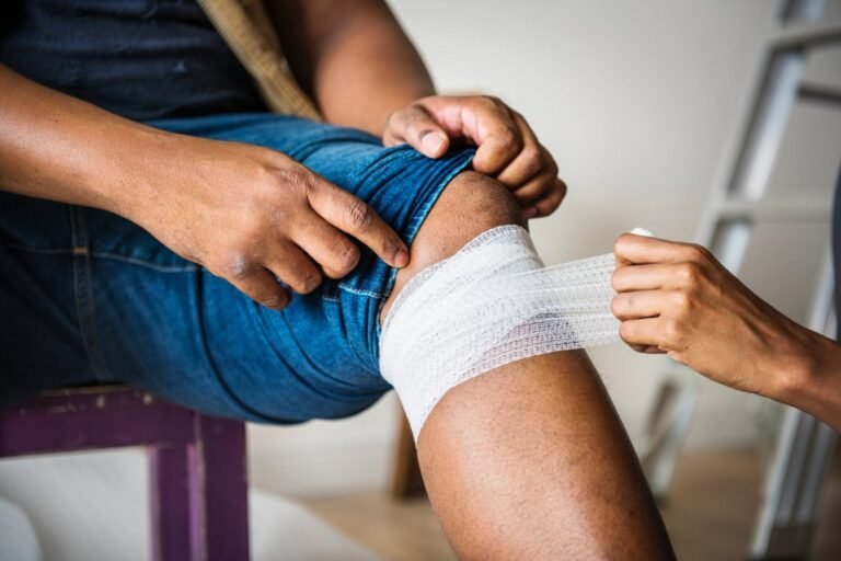 une personne au travail avec un bandage