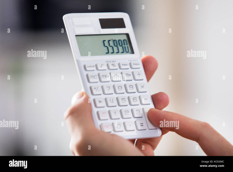 une personne calculant des chiffres sur une calculatrice