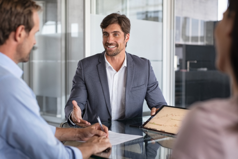 une personne consultant des documents financiers