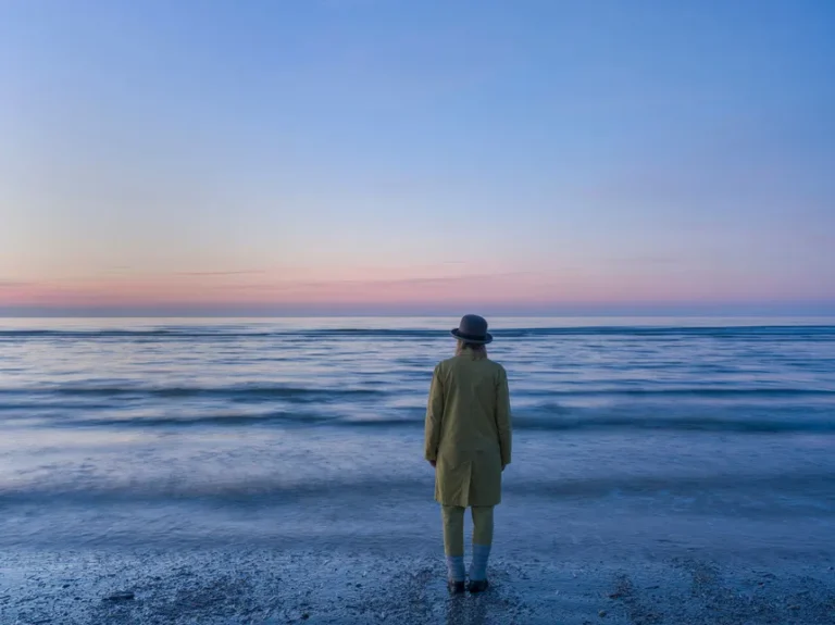 Pourquoi ai-je l'impression de ne pas avoir touché mes objectifs 5 une personne contemplant un horizon flou