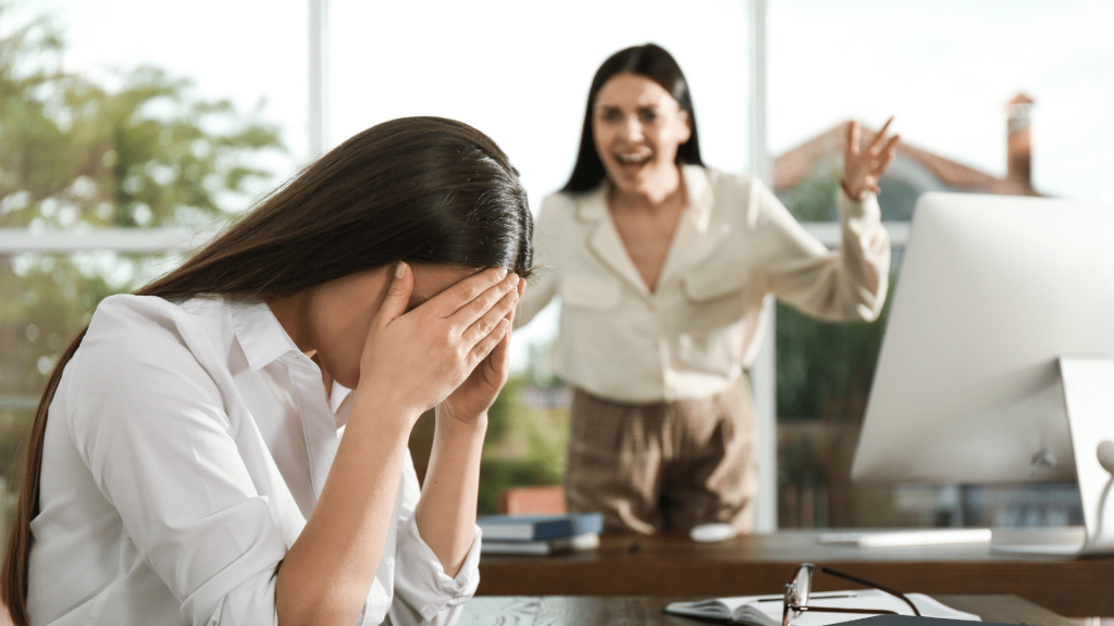 une personne en reflexion devant un bureau