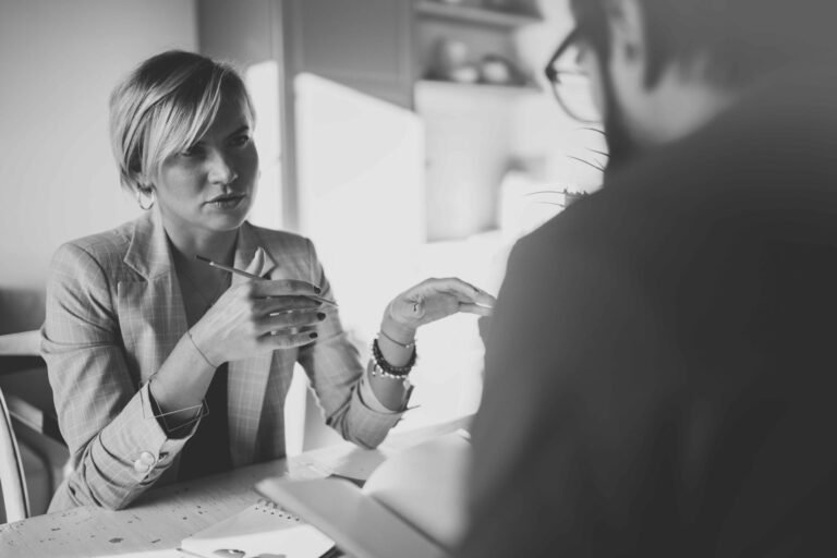 une personne enregistrant une conversation discretement