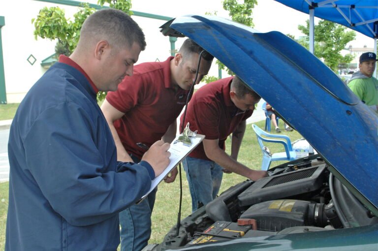 une personne inspectant une voiture doccasion