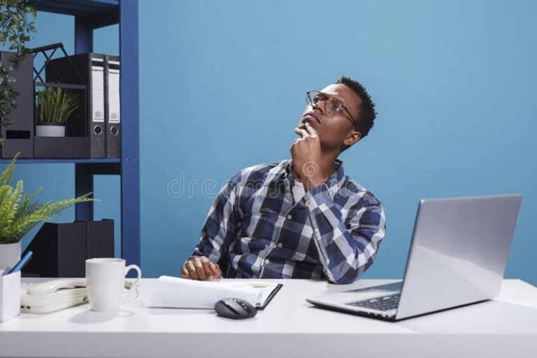 Le harcèlement moral peut-il vraiment pousser à la démission 18 une personne reflechissant dans un bureau vide