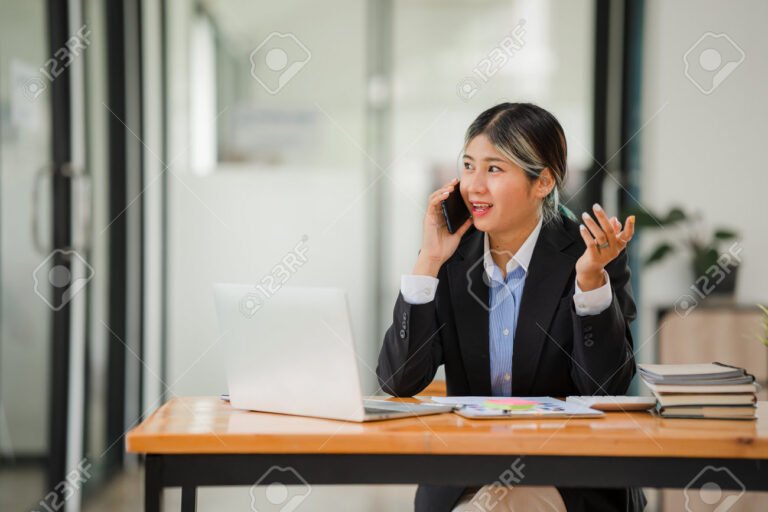 Comment créer une SCI seul avec une holding pour optimiser votre patrimoine 2 une personne reflechissant devant des documents financiers