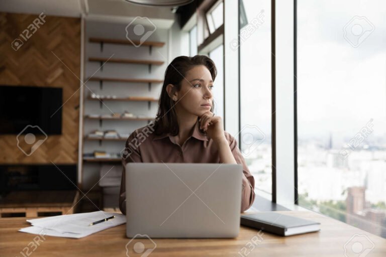une personne reflechissant devant un bureau vide