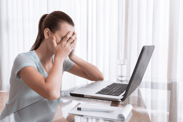 une personne stressee au bureau