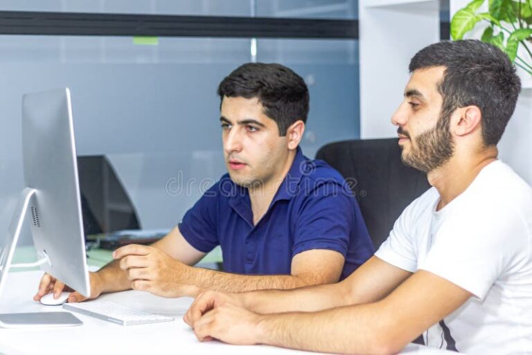 une personne travaillant sur un ordinateur portable