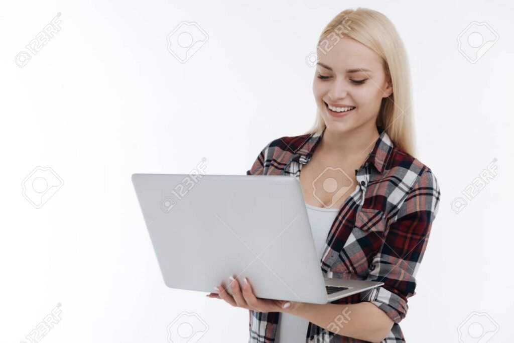 une personne utilisant un ordinateur portable 2