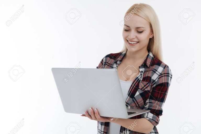 une personne utilisant un ordinateur portable 3