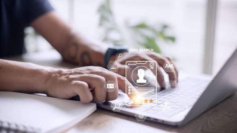 une personne utilisant un ordinateur pour chercher