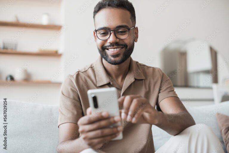 une personne utilisant un telephone portable