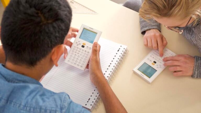 une personne utilisant une calculatrice