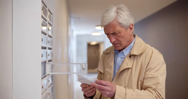 une personne verifiant sa boite aux lettres