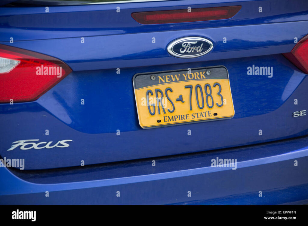 une voiture avec focus sur la plaque