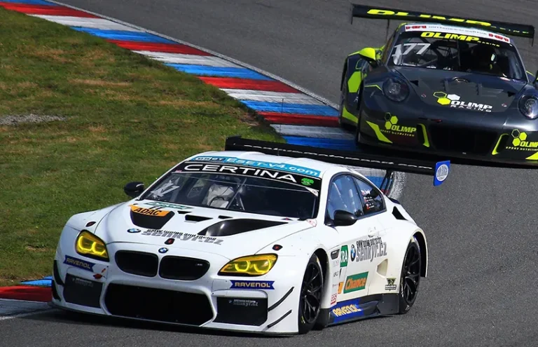 une voiture de course sur un circuit