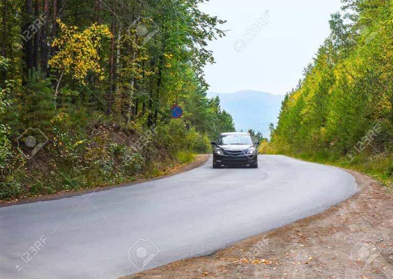 une voiture sur une route sinueuse 1