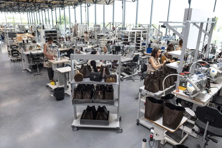 Où se trouvent les usines de la marque Louis Vuitton en France 2 usine louis vuitton en france au travail