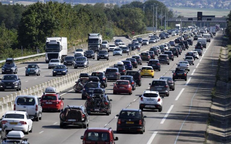 vehicules en circulation sur une route