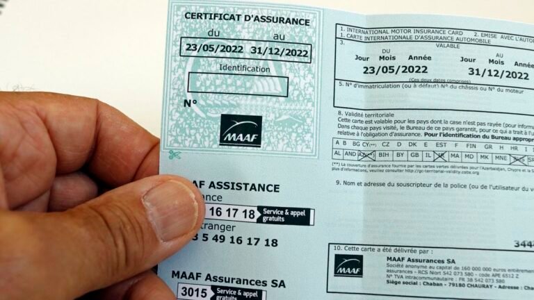 La vignette d'assurance voiture est-elle vraiment obligatoire en France 2 vignette dassurance sur un tableau de bord