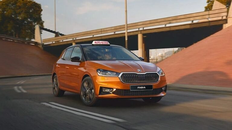 voiture dauto ecole sur une route urbaine